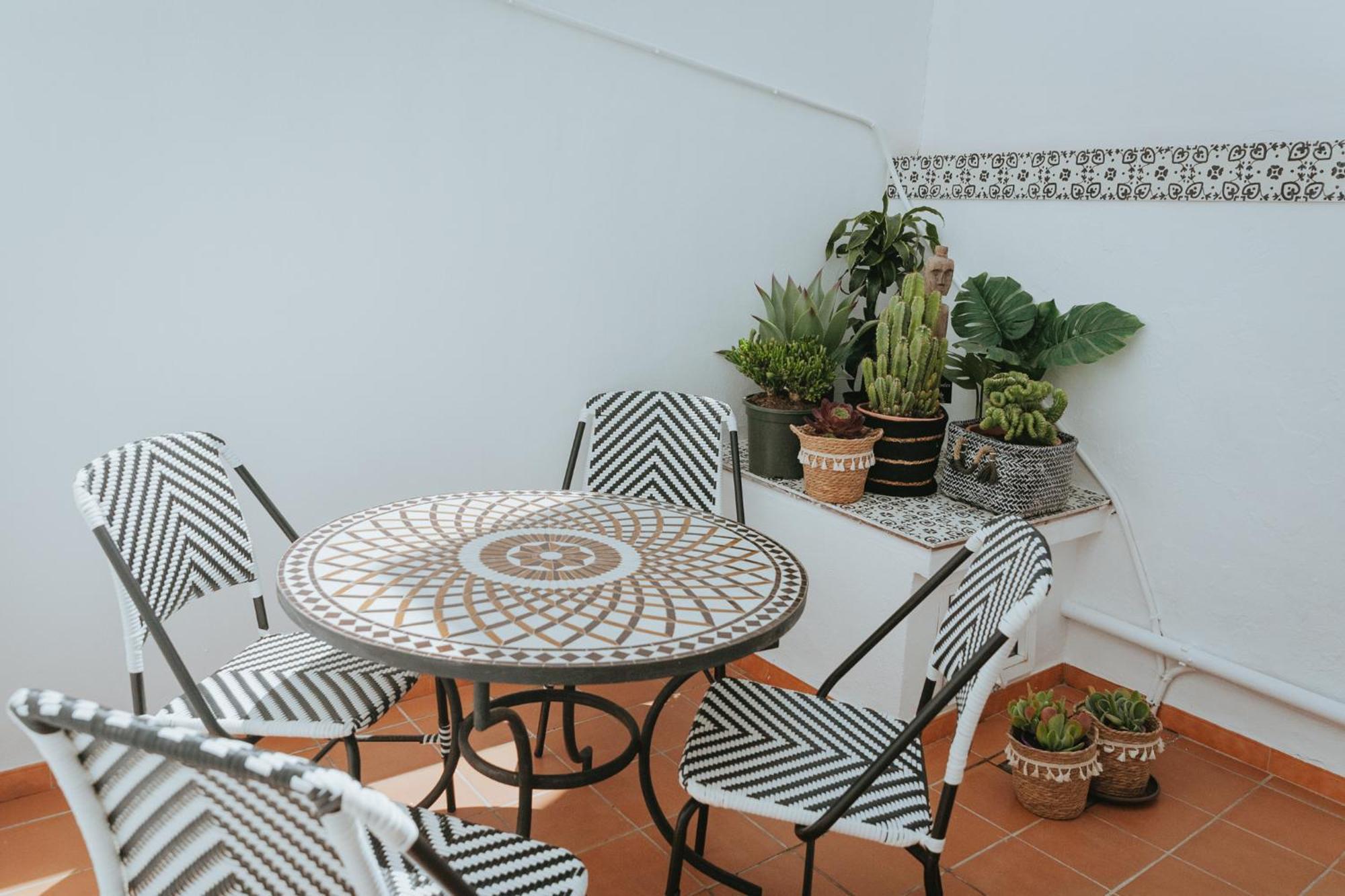 Las Flores Apartments เนร์คา ภายนอก รูปภาพ