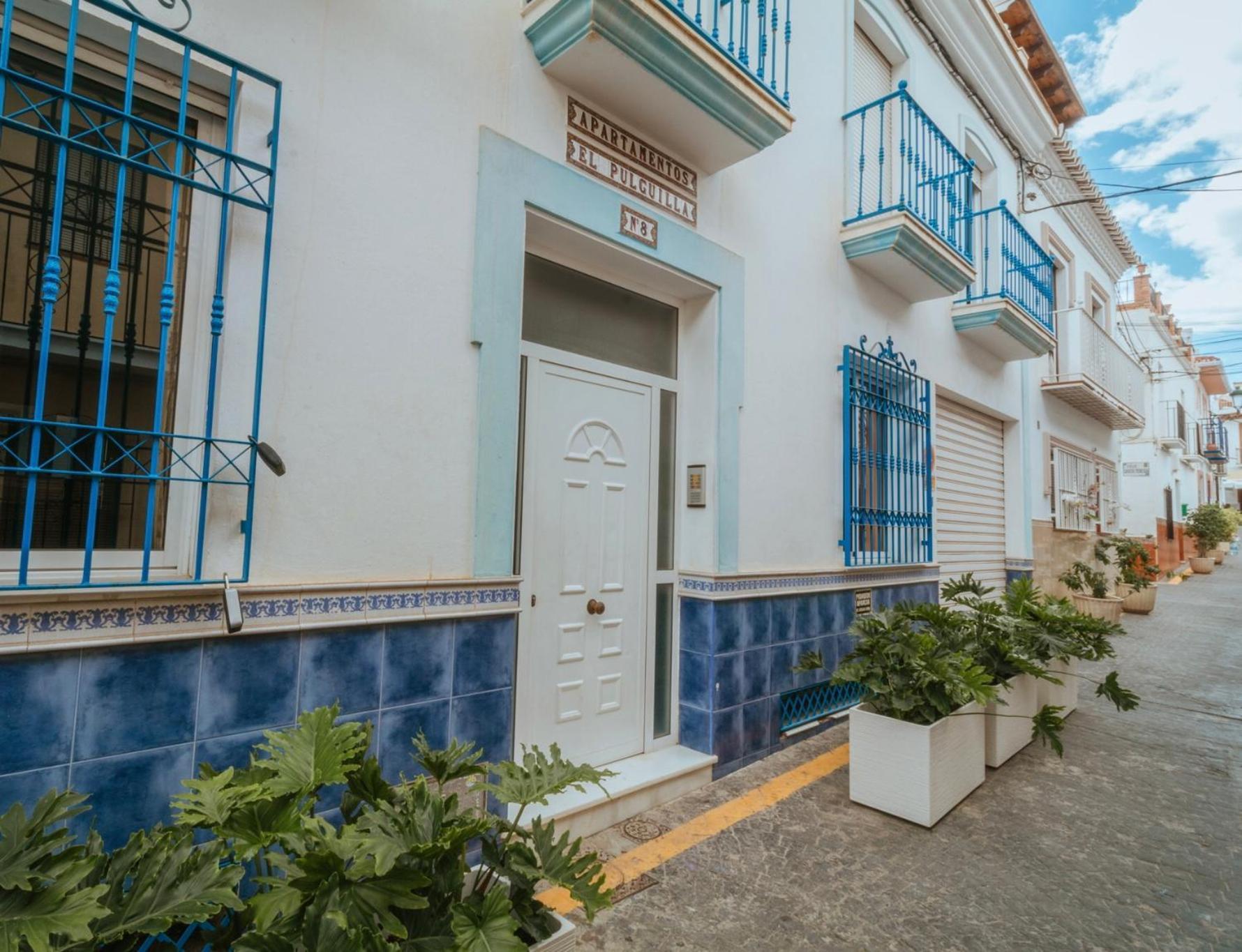 Las Flores Apartments เนร์คา ภายนอก รูปภาพ
